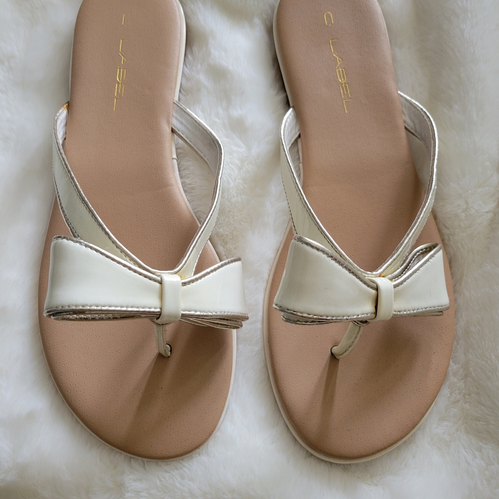 C Label Women's White Bow Thong Sandals Size 9.